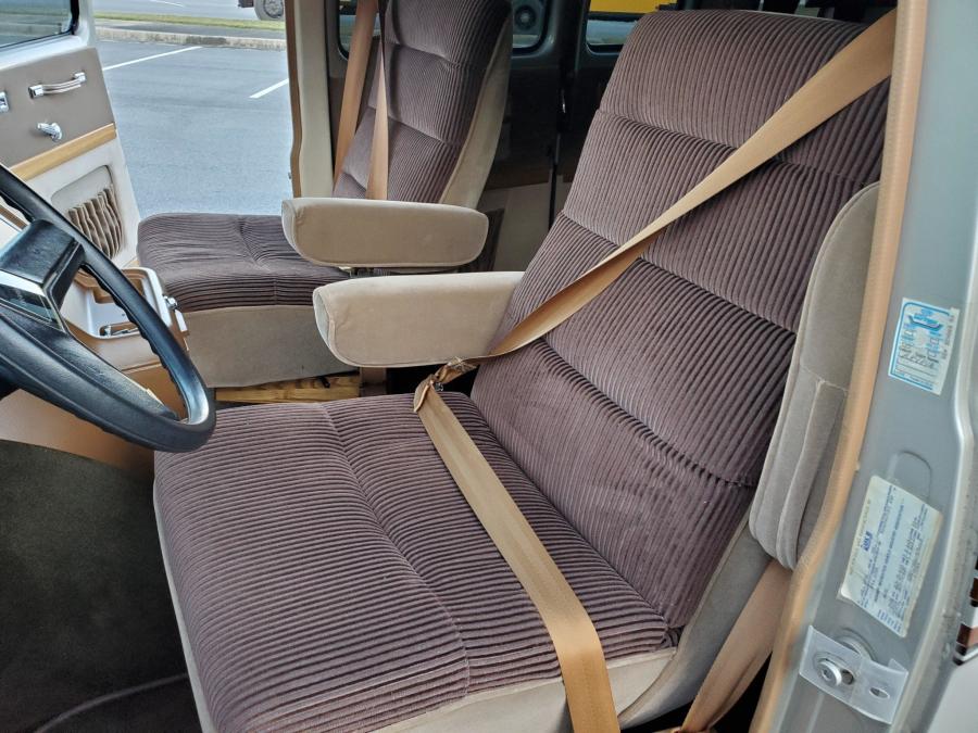 Интерьер Chevrolet G20 Conversion Van  (CG21305) 1988 года  (фото 202 из 257)